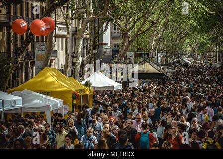 Barcellona, Spagna. 23 apr, 2018. Decine di migliaia di riempimento del Barcellona "Rambla" come la città si trasforma in un enorme libreria esterna, inondato con gabbie di libri che offre le più recenti opere su Saint George's Day, noto anche come il 'Day del libro' in Catalogna. Credito: Matthias Oesterle/Alamy Live News Foto Stock