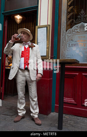 Londra, UK: 23 aprile 2018. Un pranzo, un bevitore gode di una pinta di birra presso un pub nel mercato Leadenhall nella capitale del distretto finanziario (aka Square Mile), il 23 aprile, la città di Londra, Inghilterra. Credito: Richard Baker / Alamy Live News Foto Stock