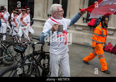 Londra, UK: 23 aprile 2018. Gli uomini di Morris Dance su St George's Day su Liverpool Street nella capitale del distretto finanziario (aka Square Mile), il 23 aprile, la città di Londra, Inghilterra. Credito: Richard Baker / Alamy Live News Foto Stock