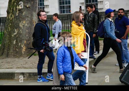 Londra, Regno Unito. 23 Aprile, 2018. Un bambino si unisce al conteggio di supporto di credito Dankula: Alex Cavendish/Alamy Live News Foto Stock