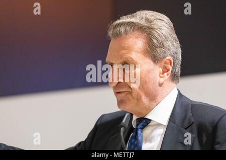 23 aprile 2018, Germania, Hannover: l'UE e il commissario per il bilancio e il personale, Guenther Oettinger, parlando in occasione della fiera di Hannover e CeMAT. Foto: Philipp von Ditfurth/dpa Foto Stock