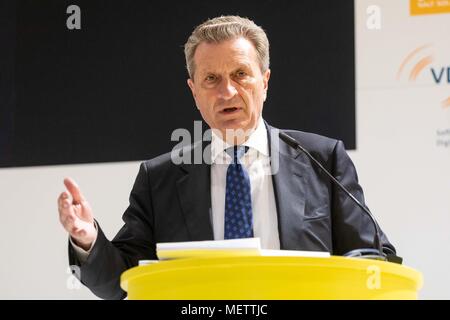 23 aprile 2018, Germania, Hannover: l'UE e il commissario per il bilancio e il personale, Guenther Oettinger, parlando in occasione della fiera di Hannover e CeMAT. Foto: Philipp von Ditfurth/dpa Foto Stock