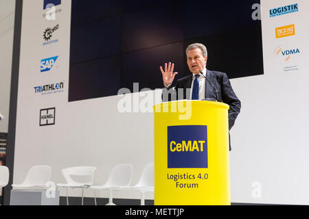 23 aprile 2018, Germania, Hannover: l'UE e il commissario per il bilancio e il personale, Guenther Oettinger, parlando in occasione della fiera di Hannover e CeMAT. Foto: Philipp von Ditfurth/dpa Foto Stock