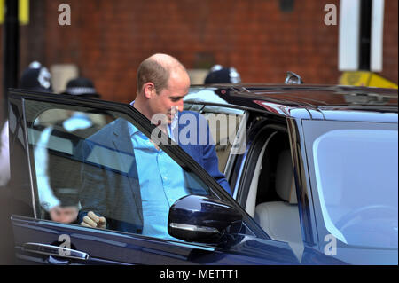 Londra, Gran Bretagna. 23 apr, 2018. La Gran Bretagna è il principe William Duca di Cambridge, lascia l'ospedale dopo la Gran Bretagna è Caterina, duchessa di Cambridge, diede alla luce il loro figlio presso il St Mary s Hospital di Londra, Gran Bretagna, il 23 aprile 2018. Credito: Stephen Chung/Xinhua/Alamy Live News Foto Stock