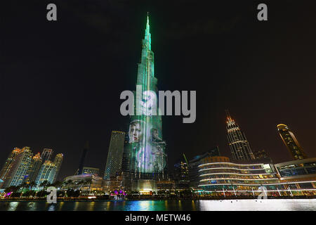 Dubai, EAU. Il 23 aprile 2018. Il Burj Khalifa, il mondo il più alto edificio, è stato illuminato in verde con i ritratti dei Black Widow e Black Panther per pubblicizzare il film Marvel, vendicatori, Infinity Guerra in Dubai, EAU. L'edificio mostra la frase, tre giorni per andare e verrà eseguito il conto alla rovescia ogni notte fino al rilascio del film. Credito: Paul Brown/Alamy Live News Foto Stock