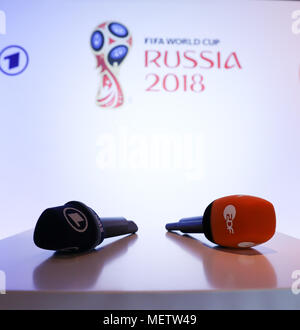 23 aprile 2018, Germania Amburgo: microfoni da ARD e ZDF (R) su un tavolo prima di una conferenza stampa da ARD e ZDF per quanto riguarda la coppa del mondo. Foto: Christian Charisius/dpa Foto Stock