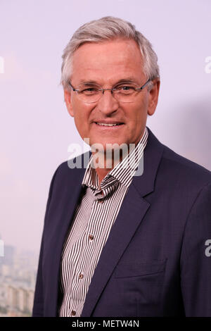 23 aprile 2018, Germania Amburgo: ZDF capo redattore, Peter Frey, a scattare una foto prima di una conferenza stampa da ARD e ZDF per quanto riguarda la coppa del mondo. Foto: Christian Charisius/dpa Foto Stock