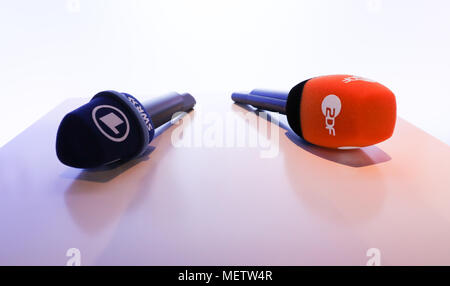 23 aprile 2018, Germania Amburgo: microfoni da ARD e ZDF (R) su un tavolo prima di una conferenza stampa da ARD e ZDF per quanto riguarda la coppa del mondo. Foto: Christian Charisius/dpa Foto Stock
