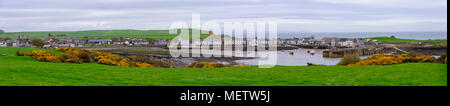 Isola di Whithorn, Dumfries & Galloway, Scotland, Regno Unito. 23 Aprile, 2018. Regno Unito Meteo. Panorama del Porto di villaggio con la bassa marea, su un luminoso giorno con intervalli di sole e frequenti rovesci. Credito: Berretto Alamy/Live News Foto Stock