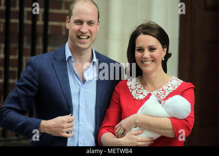 Londra, Regno Unito. 23 Aprile, 2018. S.a.r. il principe William, duca di Cambridge e HRH la Duchessa di Cambridge, orgogliosamente mostra il nuovo Royal baby al mondo come lasciare il Lindo ala con il loro figlio neonato Credito: amanda rose/Alamy Live News Foto Stock