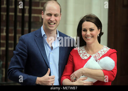 Londra, Regno Unito. 23 Aprile, 2018. S.a.r. il principe William, duca di Cambridge e HRH la Duchessa di Cambridge, orgogliosamente mostra il nuovo Royal baby al mondo come lasciare il Lindo ala con il loro figlio neonato Credito: amanda rose/Alamy Live News Foto Stock