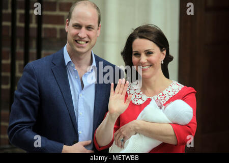 Londra, Regno Unito. 23 Aprile, 2018. S.a.r. il principe William, duca di Cambridge e HRH la Duchessa di Cambridge, orgogliosamente mostra il nuovo Royal baby al mondo come lasciare il Lindo ala con il loro figlio neonato Credito: amanda rose/Alamy Live News Foto Stock