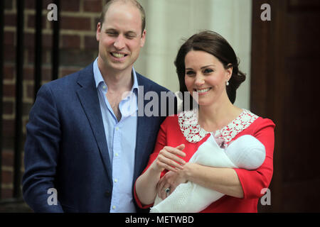 Londra, Regno Unito. 23 Aprile, 2018. S.a.r. il principe William, duca di Cambridge e HRH la Duchessa di Cambridge, orgogliosamente mostra il nuovo Royal baby al mondo come lasciare il Lindo ala con il loro figlio neonato Credito: amanda rose/Alamy Live News Foto Stock