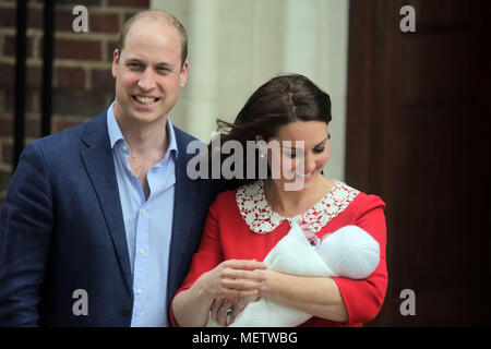 Londra, Regno Unito. 23 Aprile, 2018. S.a.r. il principe William, duca di Cambridge e HRH la Duchessa di Cambridge, orgogliosamente mostra il nuovo Royal baby al mondo come lasciare il Lindo ala con il loro figlio neonato Credito: amanda rose/Alamy Live News Foto Stock