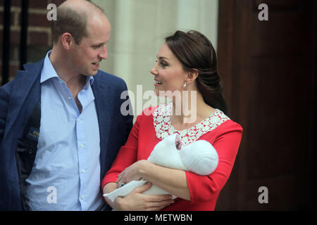 Londra, Regno Unito. 23 Aprile, 2018. S.a.r. il principe William, duca di Cambridge e HRH la Duchessa di Cambridge, orgogliosamente mostra il nuovo Royal baby al mondo come lasciare il Lindo ala con il loro figlio neonato Credito: amanda rose/Alamy Live News Foto Stock