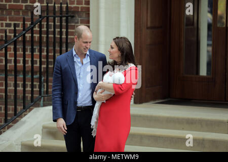 Londra, Regno Unito. 23 Aprile, 2018. S.a.r. il principe William, duca di Cambridge e HRH la Duchessa di Cambridge, orgogliosamente mostra il nuovo Royal baby al mondo come lasciare il Lindo ala con il loro figlio neonato Credito: amanda rose/Alamy Live News Foto Stock