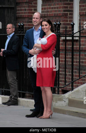 Londra, Regno Unito. 23 Aprile, 2018. Coppia Reale il Duca e la Duchessa di Cambridge che emergono dal lindo ala presso il st. Mary s Hospital di Londra Paddington, dopo la nascita del loro terzo bambino, un ragazzo, quinto inline al trono. Il Neonato principe è stato denominato Louis Arthur Charles. Photo credit: ricco di Bowen Credito: ricca bowen/Alamy Live News Foto Stock