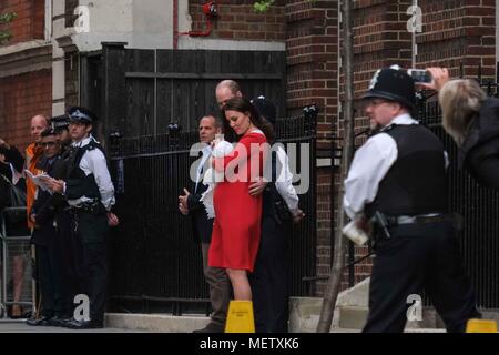 Londra, Regno Unito. Il 23 aprile 2018. Il Duca e la Duchessa di Cambridge partono il Lindo ala, St Mary Hopital nella zona di Paddington a Londra,UK con il loro bambino neonato. : Claire Doherty/Alamy Live News Foto Stock