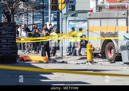 Toronto, Ontario, Canada. 23 apr, 2018. Toronto, può, 23 Apr 2018 - almeno dieci persone sono morte in Toronto dopo un driver montato un marciapiede e ha spinto molti chilometri che colpisce decine in aprile, 23, 2018 Credit: Victor Biro/ZUMA filo/Alamy Live News Foto Stock