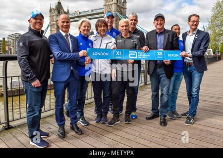 Londra, Regno Unito. 23 Aprile, 2018. Il VMLM funzionari vincitori presentazione dopo il 2018 Vergine denaro maratona di Londra, Lunedì 23 Aprile 2018. Londra, Inghilterra. Credito: Taka Wu/Alamy Live News Foto Stock