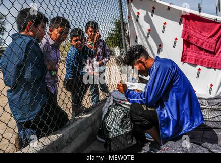 Kino, Messico. 23 apr, 2018. Donald Trump, presidente degli Stati Uniti, continua con il suo piano di lunedì per fermare l'immigrazione dal Messico, in vista di questa posizione la carovana del migrante ha protestato con un marzo oggi sul boulevard Kino, nel nord del Messico .. Questa mezza giornata il Caravan completato due giorni di arrivare a Hermosillo, dove sono stati assistiti dalla Croce Rossa, della società civile e altre organizzazioni intorno 600 migranti provenienti da diversi paesi dell America Centrale mediante la Croce Rossa e la società civile. Credito: NortePhoto.com/Alamy Live News Foto Stock