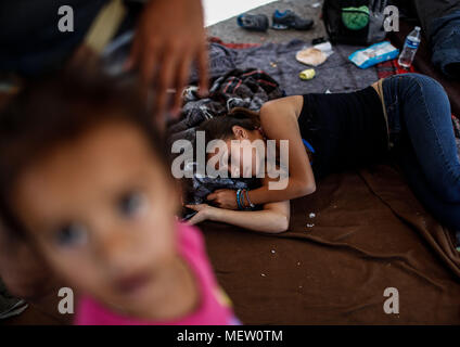 Kino, Messico. 23 apr, 2018. Donald Trump, presidente degli Stati Uniti, continua con il suo piano di lunedì per fermare l'immigrazione dal Messico, in vista di questa posizione la carovana del migrante ha protestato con un marzo oggi sul boulevard Kino, nel nord del Messico .. Questa mezza giornata il Caravan completato due giorni di arrivare a Hermosillo, dove sono stati assistiti dalla Croce Rossa, della società civile e altre organizzazioni intorno 600 migranti provenienti da diversi paesi dell America Centrale mediante la Croce Rossa e la società civile. Credito: NortePhoto.com/Alamy Live News Foto Stock