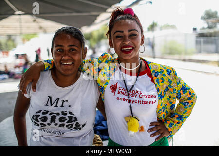 Kino, Messico. 23 apr, 2018. Donald Trump, presidente degli Stati Uniti, continua con il suo piano di lunedì per fermare l'immigrazione dal Messico, in vista di questa posizione la carovana del migrante ha protestato con un marzo oggi sul boulevard Kino, nel nord del Messico .. Questa mezza giornata il Caravan completato due giorni di arrivare a Hermosillo, dove sono stati assistiti dalla Croce Rossa, della società civile e altre organizzazioni intorno 600 migranti provenienti da diversi paesi dell America Centrale mediante la Croce Rossa e la società civile. Credito: NortePhoto.com/Alamy Live News Foto Stock