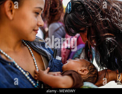 Kino, Messico. 23 apr, 2018. Donald Trump, presidente degli Stati Uniti, continua con il suo piano di lunedì per fermare l'immigrazione dal Messico, in vista di questa posizione la carovana del migrante ha protestato con un marzo oggi sul boulevard Kino, nel nord del Messico .. Questa mezza giornata il Caravan completato due giorni di arrivare a Hermosillo, dove sono stati assistiti dalla Croce Rossa, della società civile e altre organizzazioni intorno 600 migranti provenienti da diversi paesi dell America Centrale mediante la Croce Rossa e la società civile. Credito: NortePhoto.com/Alamy Live News Foto Stock