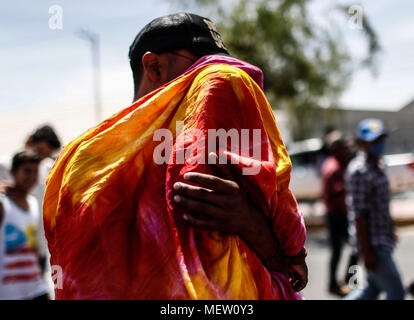 Kino, Messico. 23 apr, 2018. Donald Trump, presidente degli Stati Uniti, continua con il suo piano di lunedì per fermare l'immigrazione dal Messico, in vista di questa posizione la carovana del migrante ha protestato con un marzo oggi sul boulevard Kino, nel nord del Messico .. Questa mezza giornata il Caravan completato due giorni di arrivare a Hermosillo, dove sono stati assistiti dalla Croce Rossa, della società civile e altre organizzazioni intorno 600 migranti provenienti da diversi paesi dell America Centrale mediante la Croce Rossa e la società civile. Credito: NortePhoto.com/Alamy Live News Foto Stock