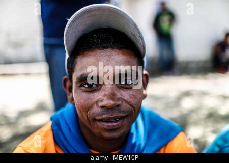 Kino, Messico. 23 apr, 2018. Donald Trump, presidente degli Stati Uniti, continua con il suo piano di lunedì per fermare l'immigrazione dal Messico, in vista di questa posizione la carovana del migrante ha protestato con un marzo oggi sul boulevard Kino, nel nord del Messico .. Questa mezza giornata il Caravan completato due giorni di arrivare a Hermosillo, dove sono stati assistiti dalla Croce Rossa, della società civile e altre organizzazioni intorno 600 migranti provenienti da diversi paesi dell America Centrale mediante la Croce Rossa e la società civile. Credito: NortePhoto.com/Alamy Live News Foto Stock