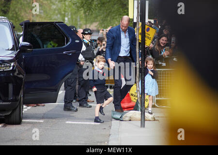 Londra, Regno Unito. 23 apr, 2018. Il Duca e la Duchessa di Cambridge partono il Lindo ala con il loro nuovo figlio. Londra, Inghilterra - aprile 23 Credito: Miro Arva/Alamy Live News Foto Stock