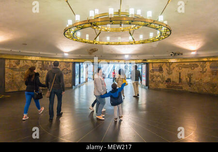 L'ingresso principale e uscire da Placa de Catalunya e la stazione della metropolitana di Barcellona. Foto Stock