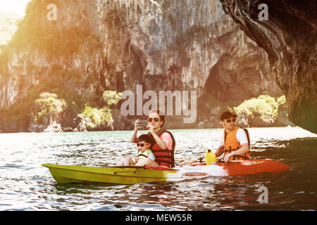 Turismo familiare viaggio in kayak in kayak di mare Idea vacanze Foto Stock