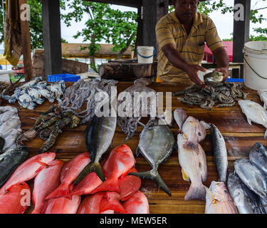 Sri Lanka, Weligama, 2017-12-30: venditore in via del mercato del pesce di Sri Lanka, vari selvaggio di fresco pesce pescato sul contatore di legno. Foto Stock