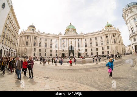 Ingresso principale della St Michaels gate del palazzo imperiale Hofburg di Vienna complessa, Austria, l'Europa. Foto Stock