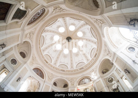 Cupola di Michaelertrakt o St Michael's Gate del Palazzo di Hofburg visto dall'interno Michaelertor Gate leading nel palazzo di Hofburg di Vienna, Foto Stock