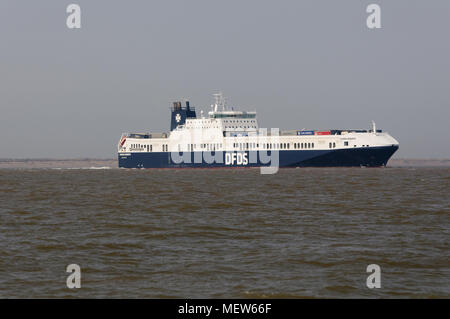 Due DFDS traghetti passano nell'Humber Estuary Foto Stock