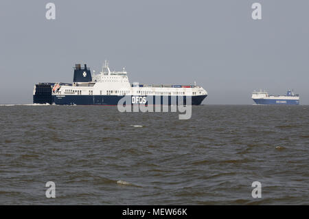 Due DFDS traghetti passano nell'Humber Estuary Foto Stock