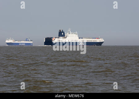 Due DFDS traghetti passano nell'Humber Estuary Foto Stock