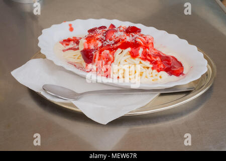 Spaghetti gelato alla crema con salsa di fragole, Eissalon Ruckenbauer, gelateria,Billrothstraße, Vienna, Austria, l'Europa. Foto Stock