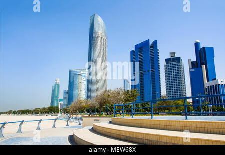Abu Dhabi Corniche beach e area di passeggio con landmark view degli edifici moderni Foto Stock