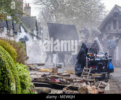 Grande Budworth, UK. 11 Aprile, 2018. Attore Rafe Spall agendo una scena sul set del nuovo dramma della BBC "La Guerra dei mondi" da HG Wells, Foto Stock