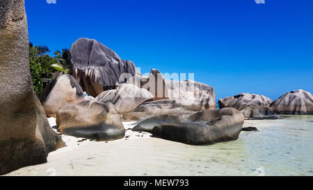 Seychelles - La Digue spiaggia rocciosa di Grand Anse Foto Stock