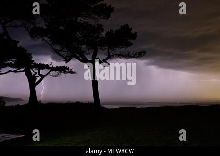 Temporali con fulmini oltre Colwell e Totland Bay guardando verso gli aghi, Isle of Wight, Regno Unito Foto Stock