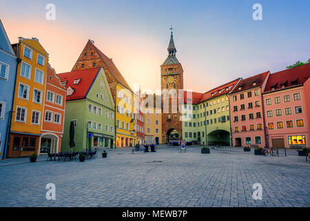 Tradizionali case colorate di Landsberg am Lech gotica storica Città Vecchia, Baviera, Germania, nella luce del tramonto Foto Stock