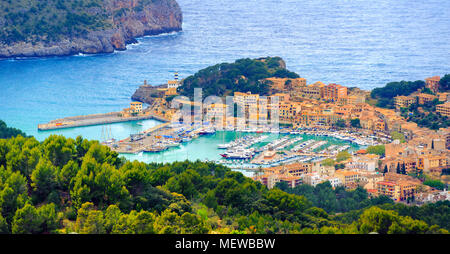 Bellissima vista del Port de Soller città, che si trova in una laguna blu sull isola di Maiorca nel mare Mediterraneo, Maiorca, SPAGNA Foto Stock