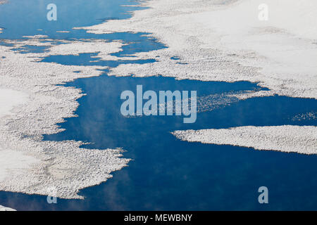 Thin Ice è una copertura di un lago. Wisps di haze sono in aumento a partire dai luoghi di aprire l'acqua. Foto Stock