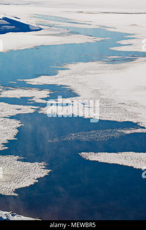 Thin Ice è una copertura di un lago. Wisps di haze sono in aumento a partire dai luoghi di aprire l'acqua. Foto Stock