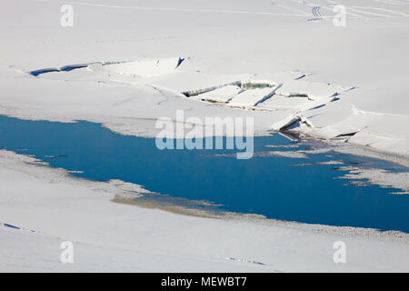 Thin Ice è una copertura di un lago. Wisps di haze sono in aumento a partire dai luoghi di aprire l'acqua. Foto Stock