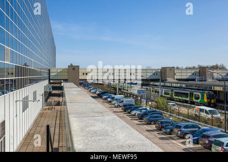 Milton Keynes central railway station parcheggio auto esterno milton keynes con il treno alla stazione ferroviaria di Milton Keynes buckinghamshire Inghilterra gb uk europa Foto Stock